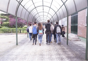 Alumnado del IES San Juan de la Cruz caminando por el pasillo cubierto del centro